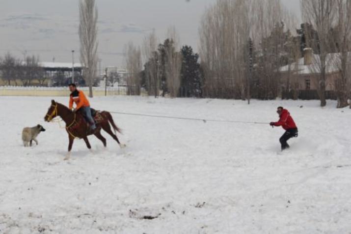 Erzincan’da Atlı Snowboard Keyfi